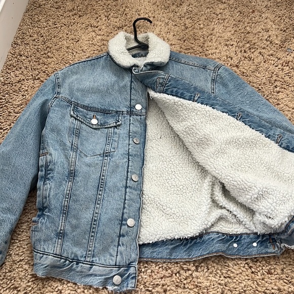 This is an H&M fleece denim jacket light wash! It’s in great condition! - Picture 2 of 4